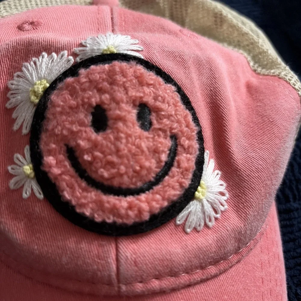 pink trucker-style baseball hat Sherpa smiley daisy flowers‎